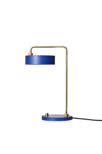 Bordlampe i royal blå med rund skærm, stabil base og gyldne detaljer. Moderne og kompakt design.